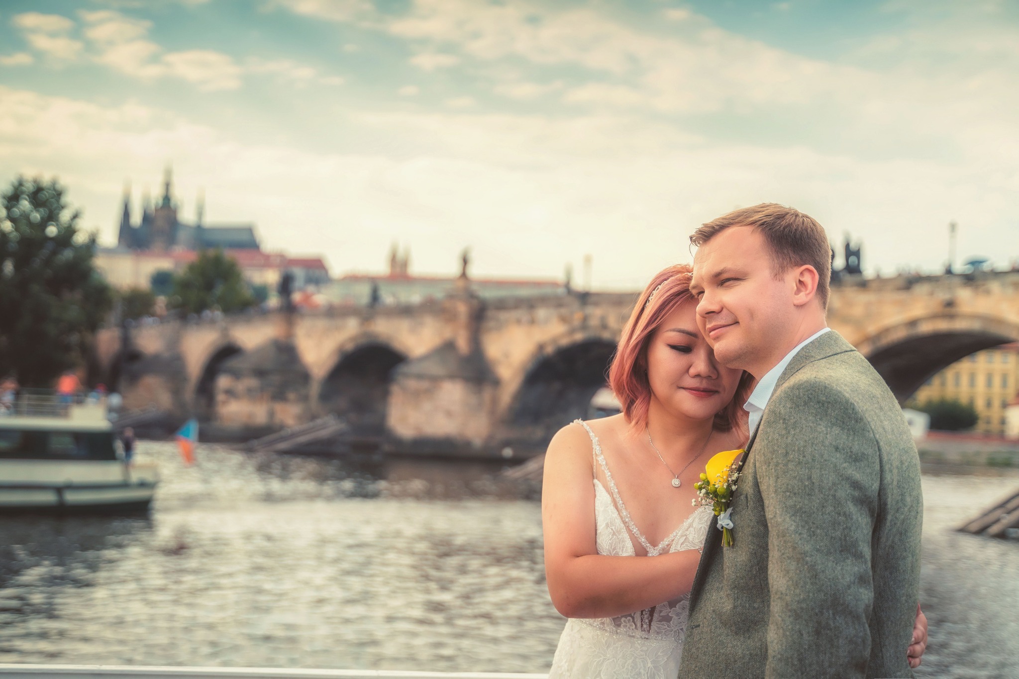 Svatební foto nevěsty s ženichem u Karlova Mostu v Praze