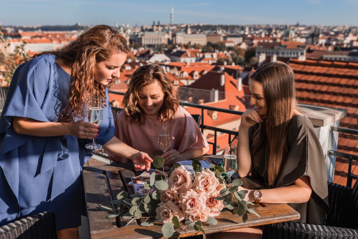 Svatební koordinátorky na terase s výhledem na Prahu