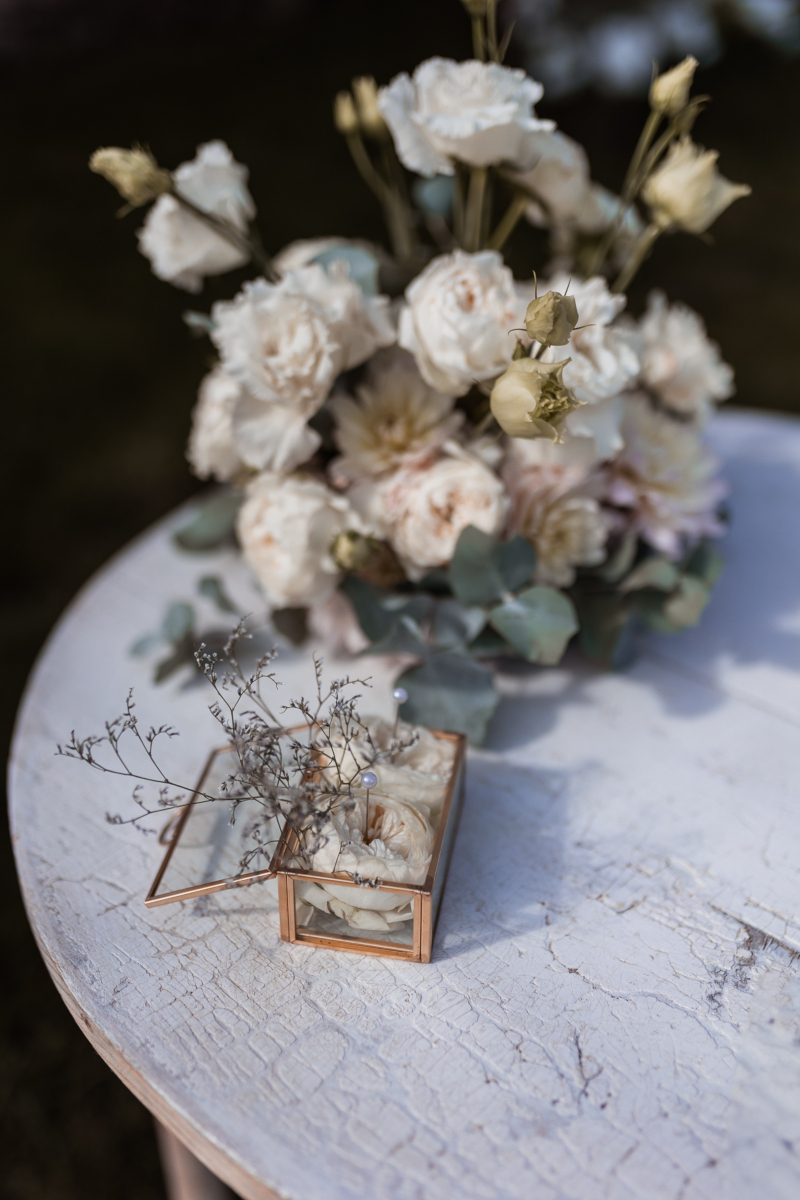 Svatební krabička na snubní prstýnky s květinovou výzdobou
